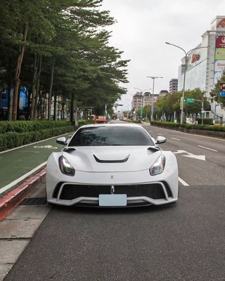 페라리 F12 탄소섬유 바디 키트 F12 노비텍 N-라고 스타일 앞뒤 배머 휠 아치 F12 앞 입술 확산 스포일러